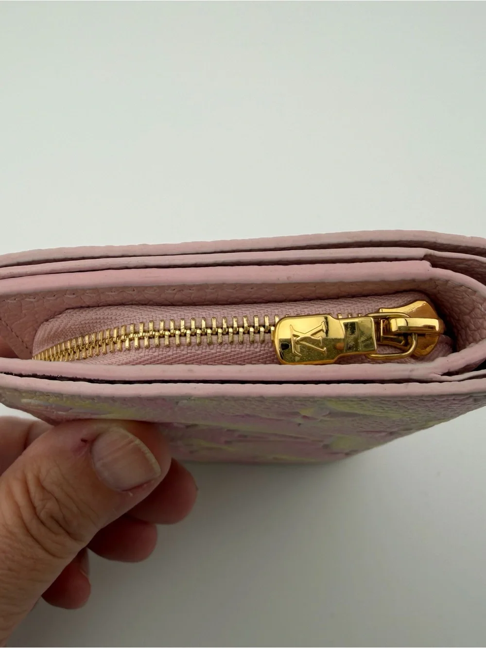 AUTHENTIC Louis Vuitton Pink Stardust Clea Embossed Monogram Compact Wallet